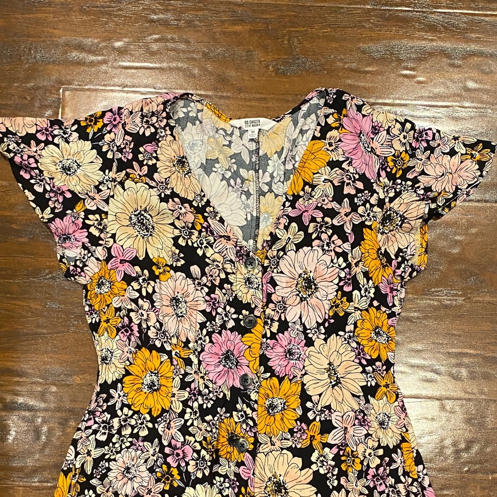 BB Dakota Steve Madden V-Neck Button Down Short Sleeve Sleeve Floral Romper Sz M - Picture 2 of 14